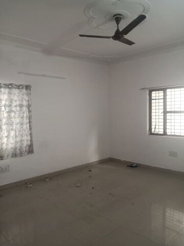 Room in 3 BHK Builder Floor at Sector 105 – for Rent