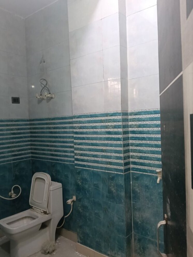 Bathroom, rajendra nagar sector 2 4 Bedroom 170 Sq.Yd. Builder Floor In Rajendra Nagar Sector 2 Ghaziabad 9743767