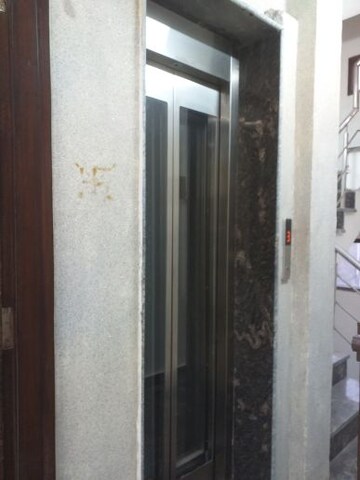 Lift in 3 BHK Builder Floor at New Rajinder Nagar – for Rent