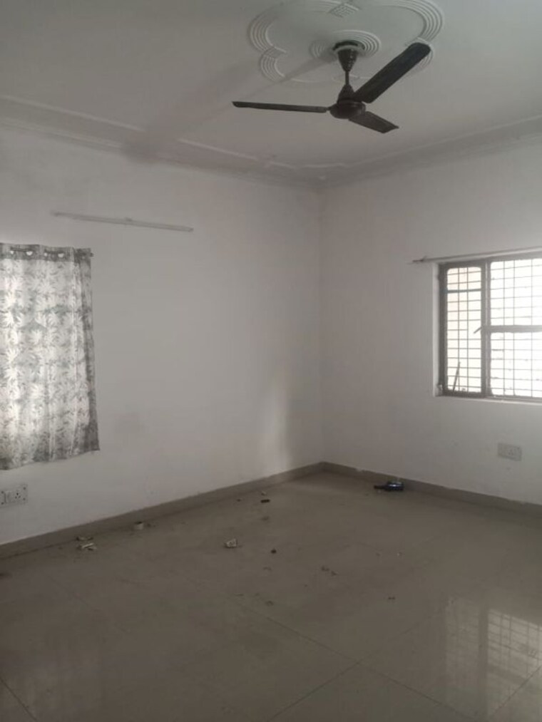 Room, sector 72 3 Bedroom 200 Sq.Mt. Independent House In Sector 72 Noida 9747198