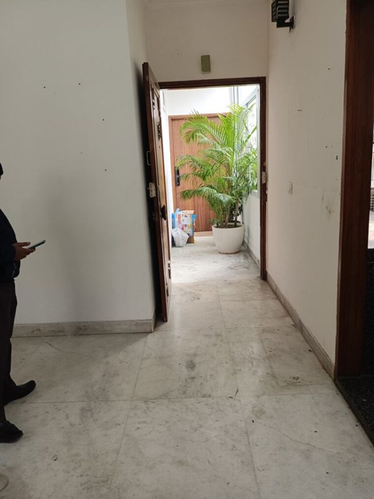 Room, new friends colony 3 Bedroom 506 Sq.Yd. Builder Floor In New Friends Colony Delhi 9747295