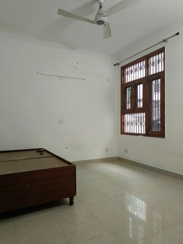 Room in 3 BHK Builder Floor at Unitech South City II, Sector 50 – for Rent