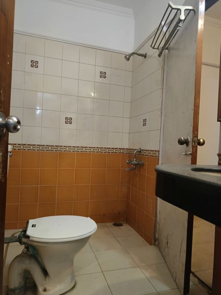 Bathroom, unitech-south-city-ii 3 Bedroom 1800 Sq.Ft. Builder Floor In Sector 50 Gurgaon 9747372