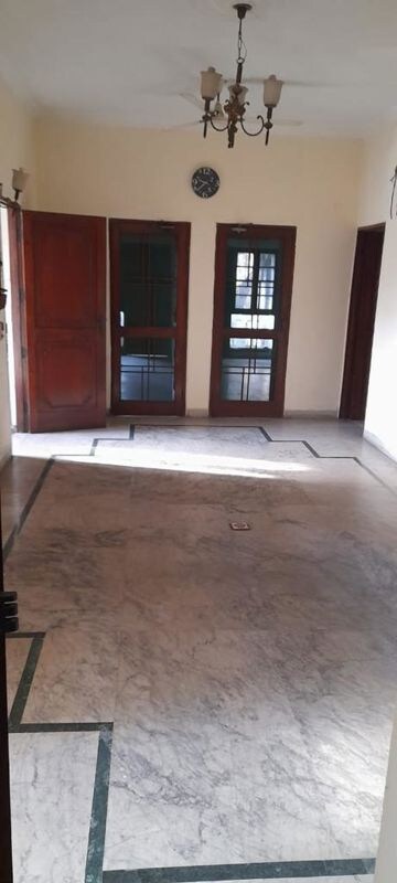 Room in 6+ BHK Independent House at Sector 31 – for Sale