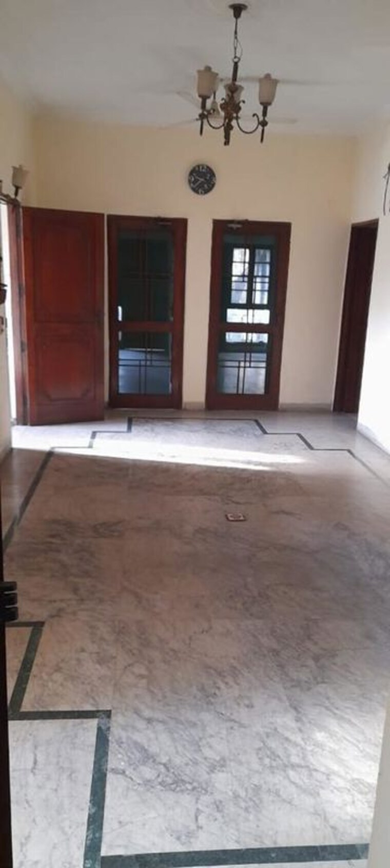 Room, sector 31 6+ Bedroom 300 Sq.Ft. Independent House In Sector 31 Noida 9747374