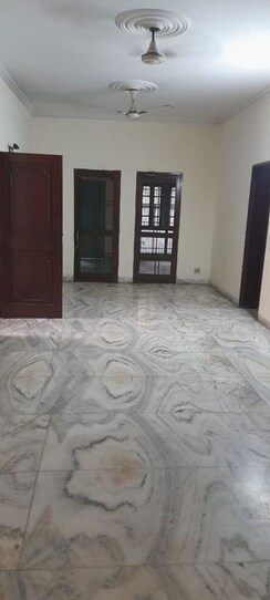 6+ BHK + Pooja Room,Servant Room,Extra Room Independent House For Sale in Sector 31