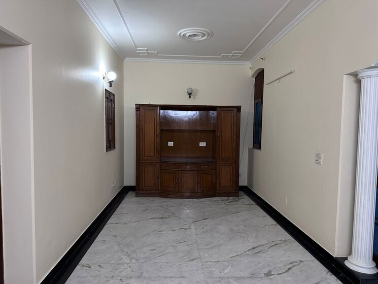 Room, sector 41 5 Bedroom 180 Sq.Ft. Independent House In Sector 41 Noida 9747469