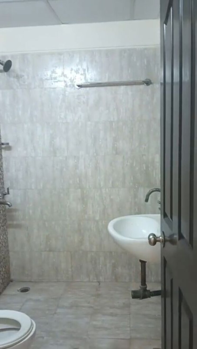 Bathroom, sector 1 vaishali 3 Bedroom 1400 Sq.Ft. Apartment In Sector 1 Vaishali Ghaziabad 9747583