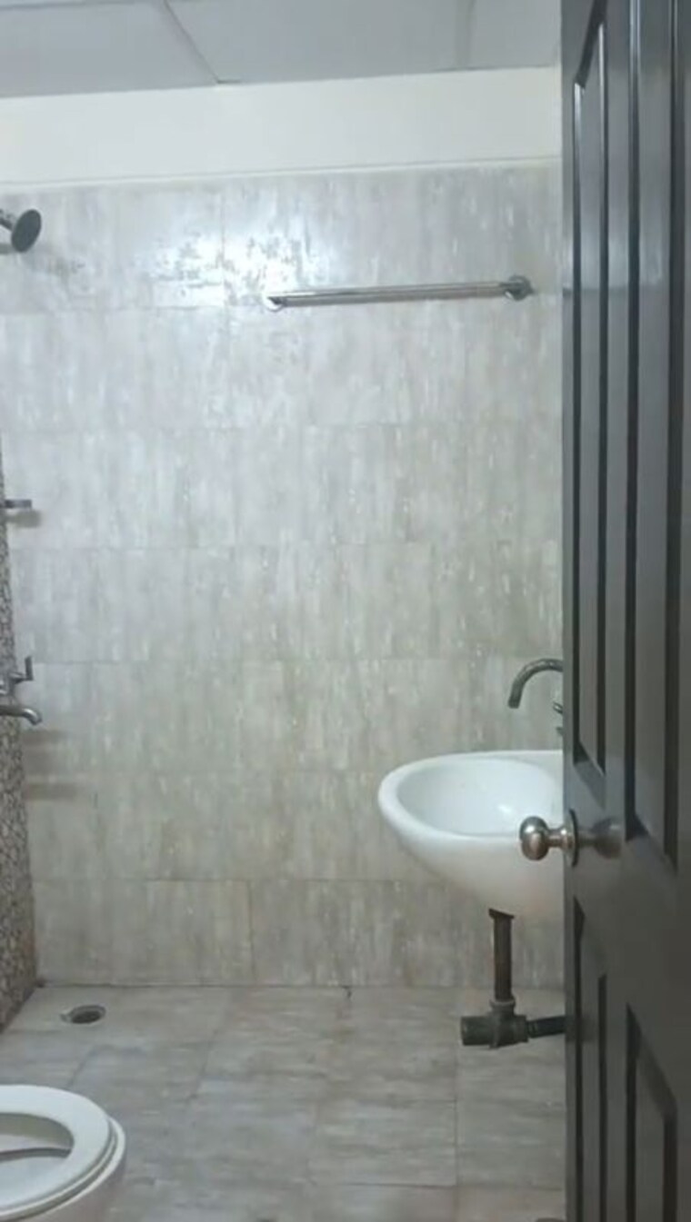 Bathroom, sector 1 vaishali 3 Bedroom 1400 Sq.Ft. Apartment In Sector 1 Vaishali Ghaziabad 9747583