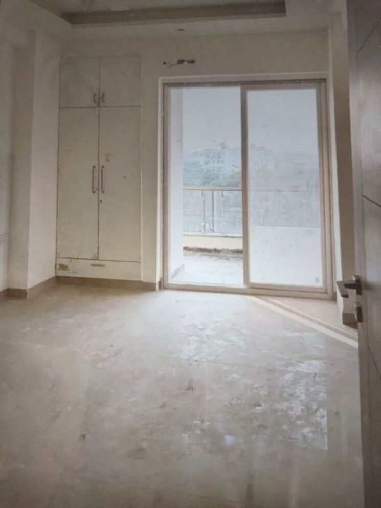 Room, sector 2 5 Bedroom 2500 Sq.Ft. Apartment In Sector 2 Faridabad 9747694