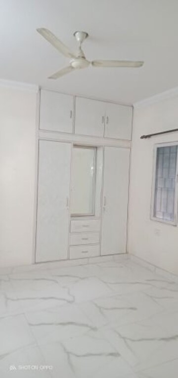 Room in 3.5 BHK Apartment at Vasant Kunj – for Rent