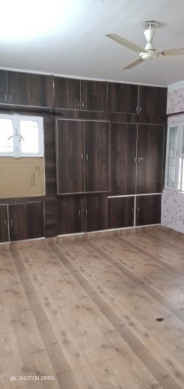 Room in 3.5 BHK Apartment at Vasant Kunj – for Rent