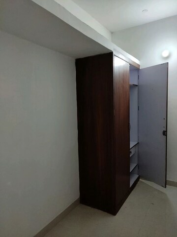 Room in 3 BHK Builder Floor at HBH Galaxy Apartments, Sector 43 – for Rent