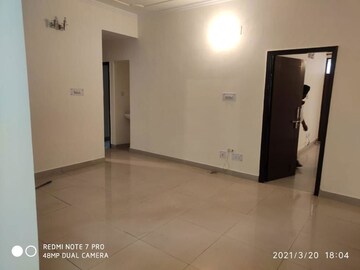 Room in 3 BHK Builder Floor at HBH Galaxy Apartments, Sector 43 – for Rent