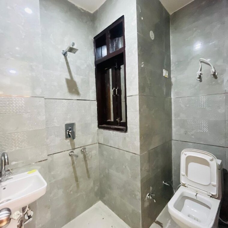 Bathroom, dwarka mor 2 Bedroom 60 Sq.Yd. Builder Floor In Dwarka Mor Delhi 9748007