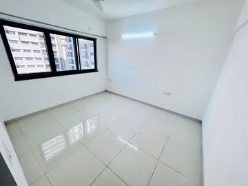 Room in 3 BHK Apartment at Amanora Gold Towers, Hadapsar – for Rent