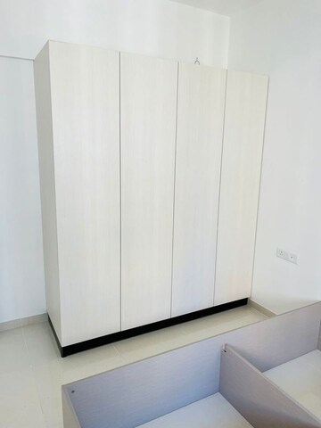 Room in 2 BHK Apartment at Amanora Gold Towers, Hadapsar – for Rent