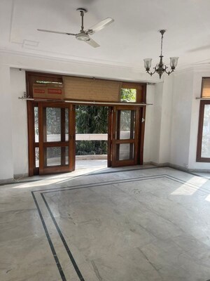 Room in 4 BHK Apartment at Saket – for Rent