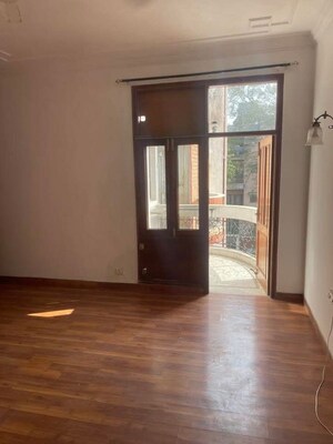 Room in 4 BHK Apartment at Saket – for Rent