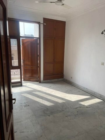 Room in 4 BHK Apartment at Saket – for Rent