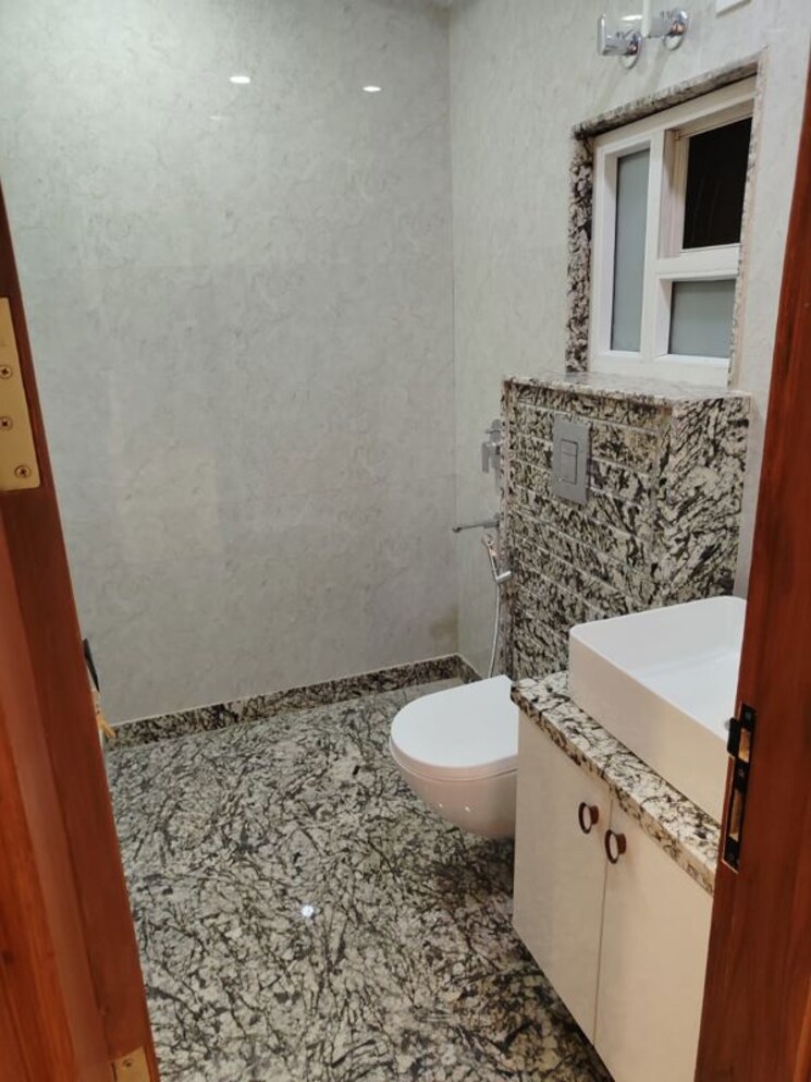 Attached Bathroom, hauz khas 3 Bedroom 240 Sq.Yd. Builder Floor In Hauz Khas Delhi 9748128
