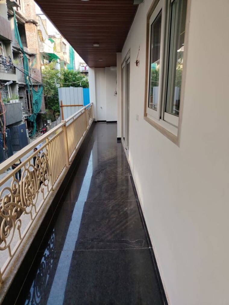 Balcony, hauz khas 3 Bedroom 240 Sq.Yd. Builder Floor In Hauz Khas Delhi 9748128