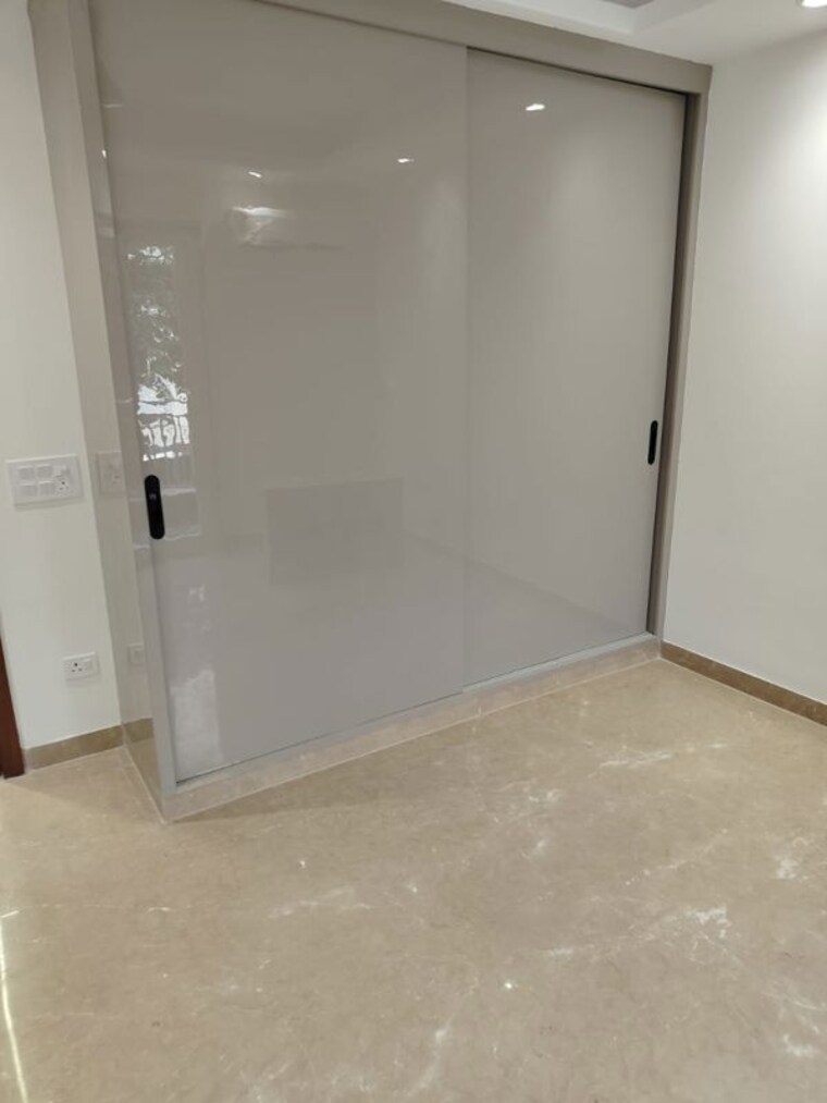 Room, hauz khas 3 Bedroom 240 Sq.Yd. Builder Floor In Hauz Khas Delhi 9748128