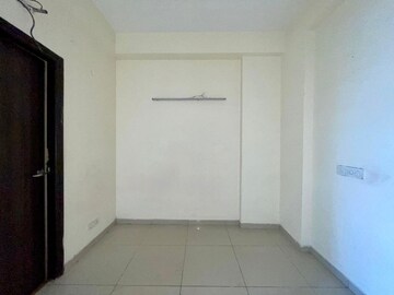 Room in 4 BHK Apartment at Barnala Green Lotus Avenue, Ambala Highway – for Rent