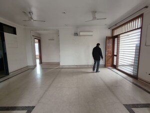 Room in 3 BHK Builder Floor at Ardee City, Sector 52 – for Rent