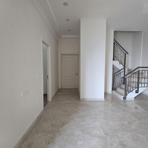 Room in 3 BHK Apartment at Indiabulls Blu Tower A, Worli – for Rent