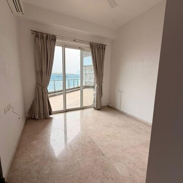 Room in 3 BHK Apartment at Indiabulls Blu Tower A, Worli – for Rent