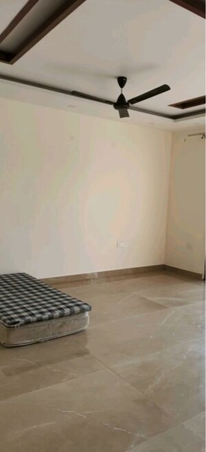 Room in 4 BHK Builder Floor at Sector 14 – for Rent