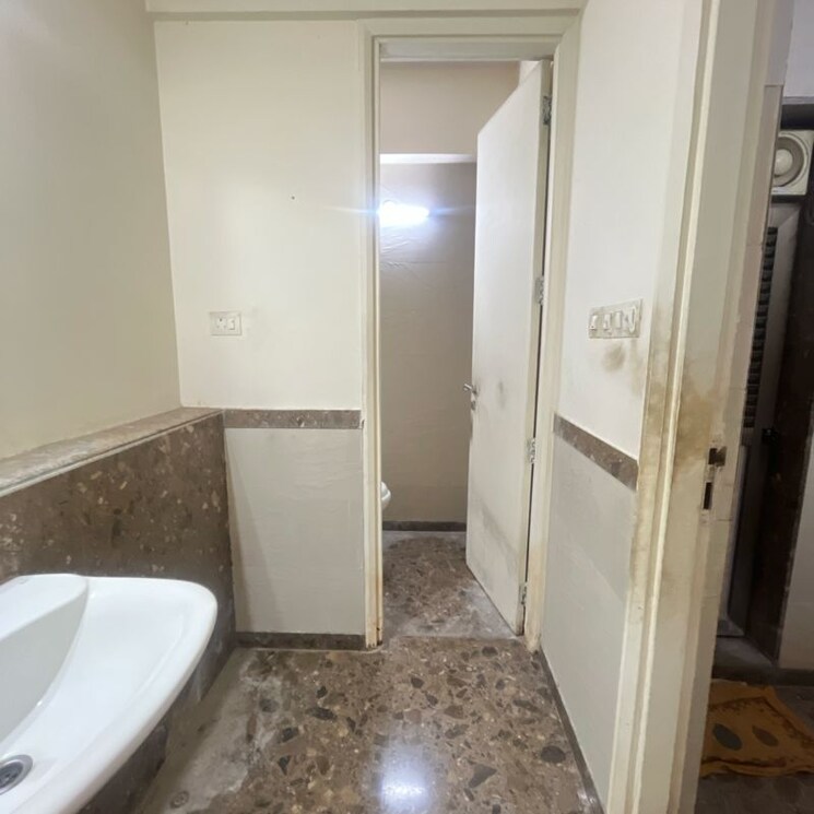 Bathroom, kalpataru-towers 2.5 Bedroom 900 Sq.Ft. Apartment In Defence Colony Mumbai 9749508