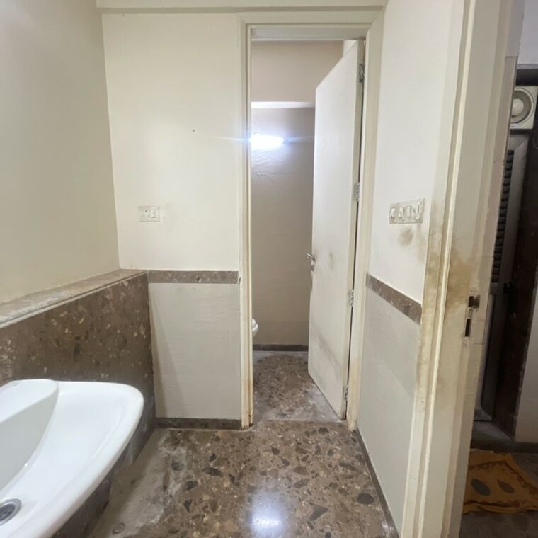 Bathroom, kalpataru-towers 2.5 Bedroom 900 Sq.Ft. Apartment In Defence Colony Mumbai 9749508