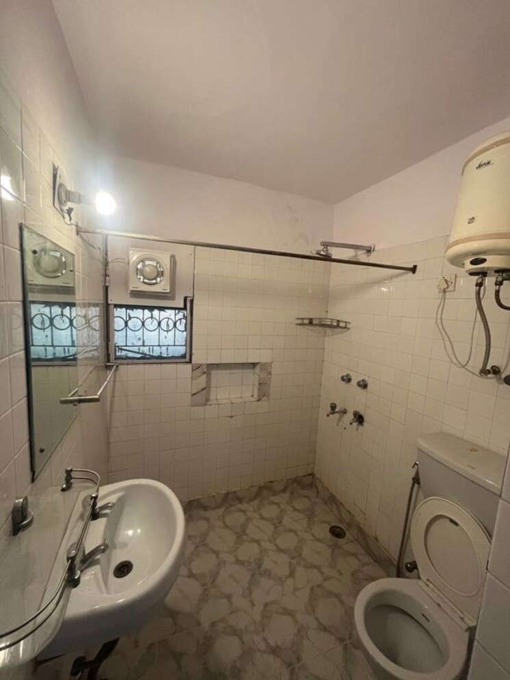 Bathroom, vasant kunj enclave 3 Bedroom 1700 Sq.Ft. Apartment In Vasant Kunj Enclave Delhi 9749533
