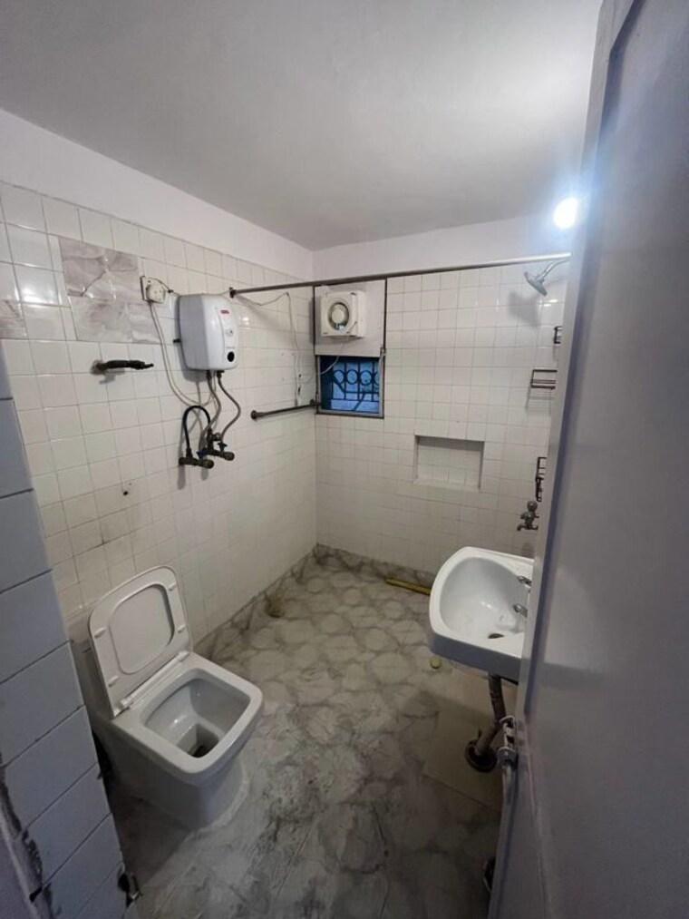 Bathroom, vasant kunj enclave 3 Bedroom 1700 Sq.Ft. Apartment In Vasant Kunj Enclave Delhi 9749533