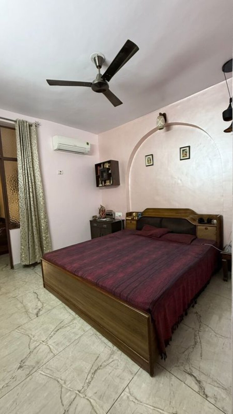Bedroom, dilshad colony 3.5 Bedroom 1800 Sq.Ft. Builder Floor In Dilshad Colony Delhi 9749535