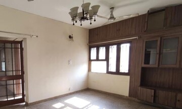 Room in 2.5 BHK Apartment at Vasant Kunj – for Rent