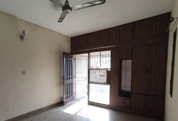 Room in 2.5 BHK Apartment at Vasant Kunj – for Rent