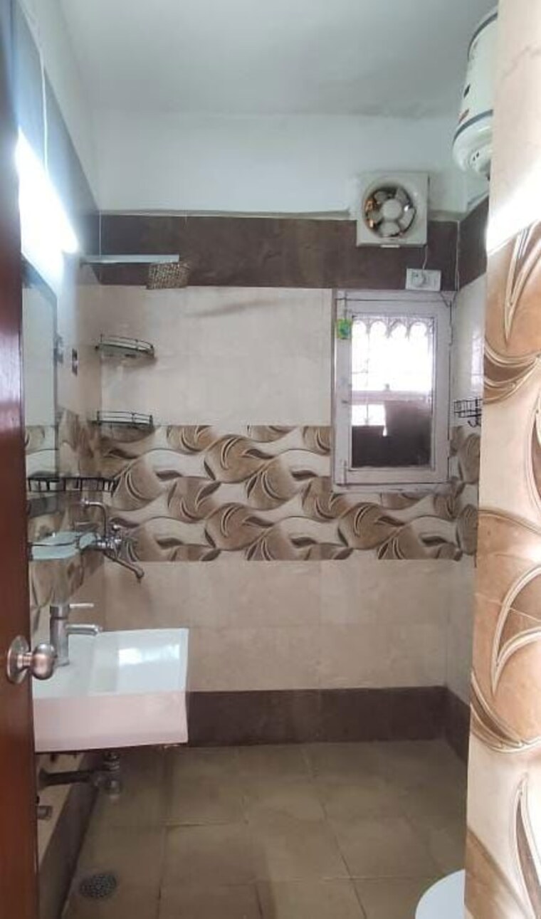 Bathroom, vasant kunj 2.5 Bedroom 1500 Sq.Ft. Apartment In Vasant Kunj Delhi 9749561