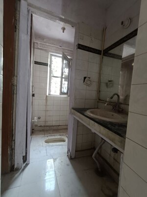 Bathroom in 3.5 BHK Apartment at Mayur Vihar – for Rent