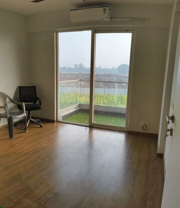 Room in 3 BHK Builder Floor at Omaxe Designer Villas Mayfield Garden, Sector 51 – for Rent