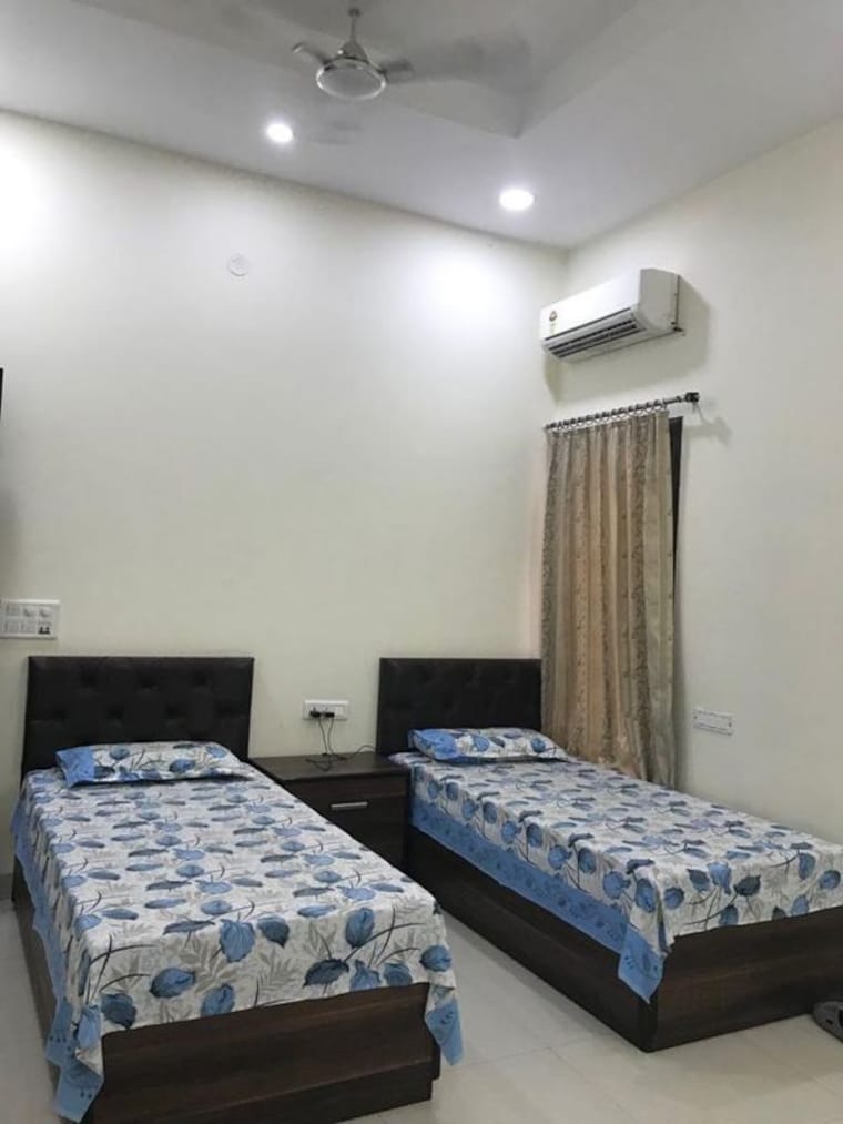 Room, vibhuti khand Pg For Girls In Vibhuti Khand 9749670