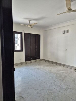 Room in 3 BHK Builder Floor at Sector 15 – for Rent