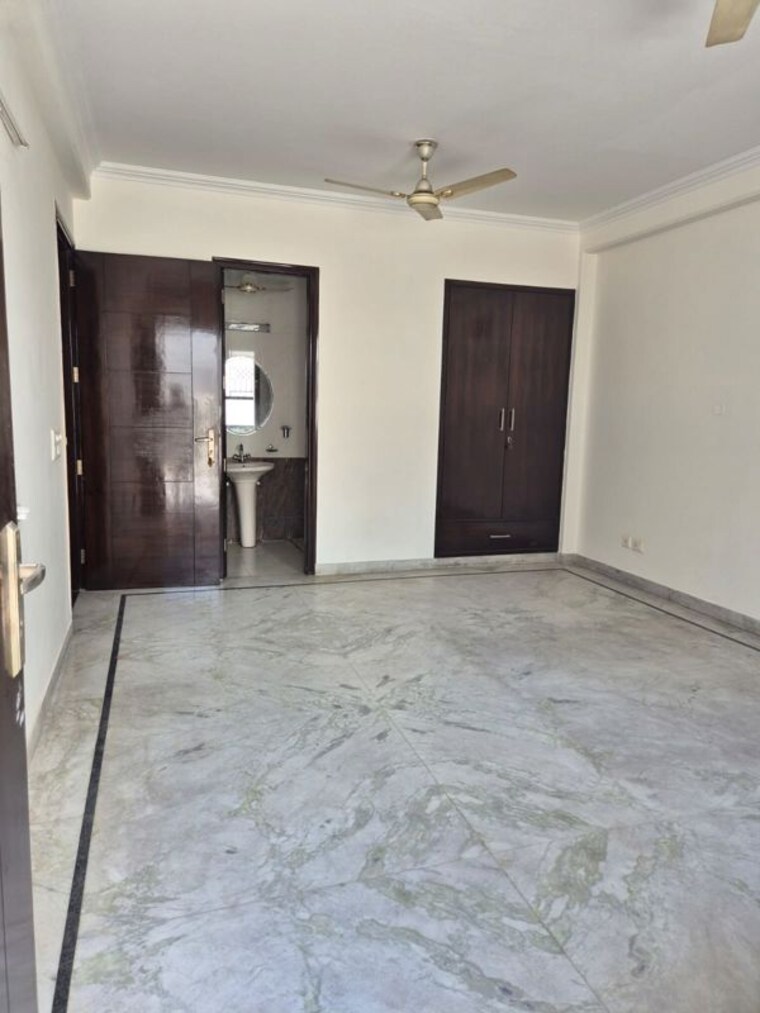 Room, sector 15 3 Bedroom 2200 Sq.Ft. Builder Floor In Sector 15 Gurgaon 9749677