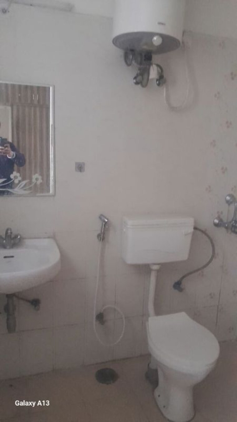 Bathroom, shree-vardhman-mantra 2 Bedroom 650 Sq.Ft. Builder Floor In Sector 67 Gurgaon 9749710