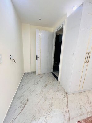 Room in 1 BHK Builder Floor at Sector 30 – for Rent