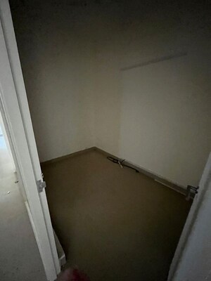 Room in 2.5 BHK Apartment at Emaar Emerald Estate, Sector 65 – for Rent