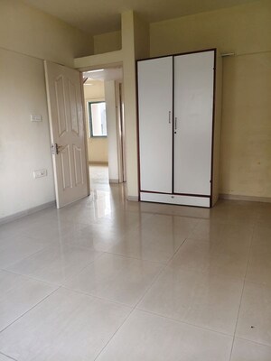 Room in 3 BHK Apartment at Clover Park View, Koregaon Park – for Rent