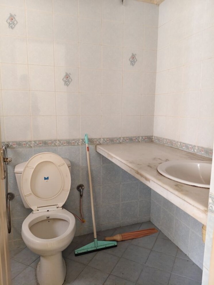 Bathroom, clover-park-view 3 Bedroom 1800 Sq.Ft. Apartment In Koregaon Park Pune 9749868